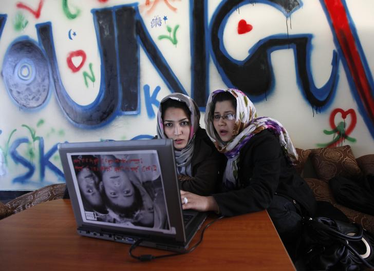 Mujeres afganas en un café de Internet de Kabul. El troleo en Internet se ha convertido en una seria preocupación para activistas y periodistas, en particular las mujeres. (Reuters/Mohammad Ismail)