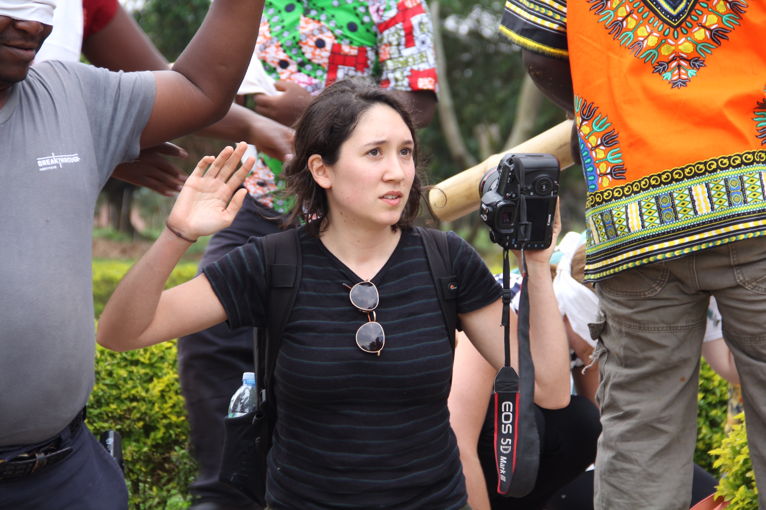 Cassandra Giraldo, reporter membre de la Fondation internationale des femmes dans les médias, participe à une fausse prise d'otage lors d'une formation à la sécurité en Ouganda. (Katie Moore)