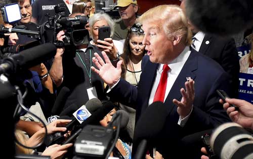 El candidato presidencial republicano Donald Trump dialoga con periodistas en Nashville, Tennessee, en agosto de 2015. (Reuters/Harrison McClary)