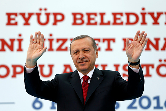 Turkish President Recep Tayyip Erdoğan greets supporters in Istanbul, May 5, 2016. (Murad Sezer/Reuters)