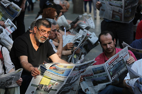 Turkish journalists protest the arrest of their colleagues in Istanbul, June 30, 2016. (Adem Altan/AFP)