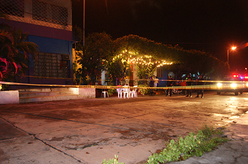 La policía acordonó la calle fuera de la casa de Pedro Tamayo Rosas, periodista asesinado el 20 de julio. (Roberto Mendez/AFP)