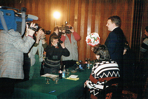 News crews gather during the press conference in Minsk to see CPJ hand Pavel Sheremet, right, his award. (Ann Cooper)