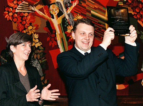 Pavel Sheremet, pictured with CPJ's then executive director Ann Cooper, holds up his International Press Freedom Award in 1998. (Reuters)