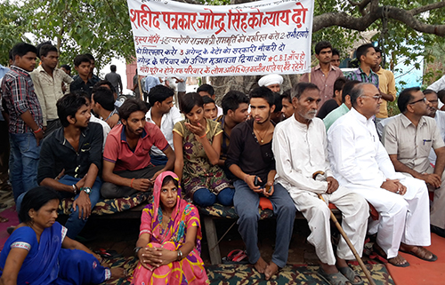 Jagendra Singh’s family protest outside the family home in June 2015 to demand an investigation into his death. (AFP/STR)