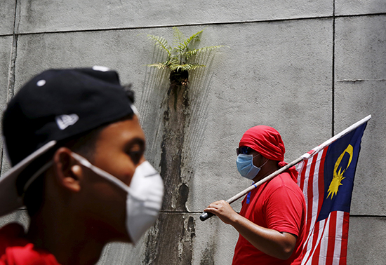 Members of Malaysia's "red shirt" group demonstrate in support of the government on the country's national day, in Kuala Lumpur, September 16, 2015 (Reuters/Olivia Harris)