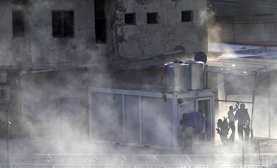 Kurdish fighters attack a building where militants were believed to be hiding in Kirkuk, October 21, 2016. (Reuters/Ako Rasheed)