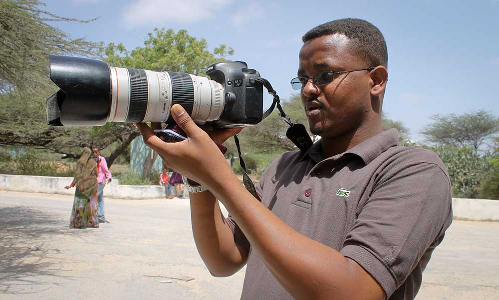 El reportero de Universal TV Mohamed Mohamud, fotografiado en enero de 2013. Militantes de Al-Shabaab son los principales sospechosos de asesinarlo y a otros tantos periodistas de Somalia.  (AP/Farah Abdi Warsameh/File)