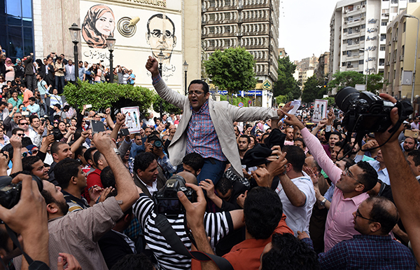 Халед аль-Балши, член правления Синдиката египетских журналистов, присоединяется к протестам против обыска, учинённого силами безопасности в штаб-квартире его организации в Каире в мае 2016 года. В результате репрессий со стороны египетских властей 25 журналистов оказались за решёткой. (AFP/ Мохаммед эш-Шахед)