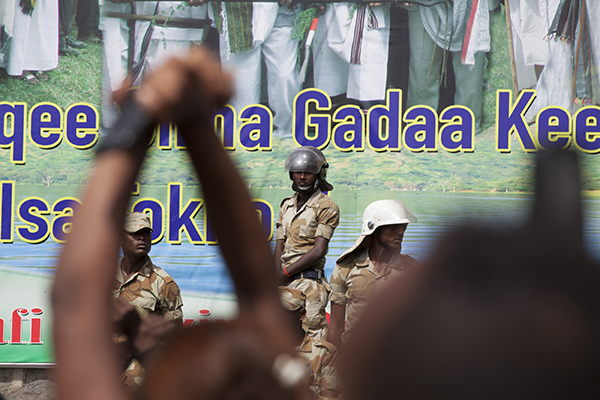 Um manifestante cruza seus pulsos em um gesto de solidariedade na Etiópia, em outubro. As autoridades encarceraram jornalistas que cobriam um estado de emergência declarado depois dos tumultos. (AFP / Zacharias Abubeker)