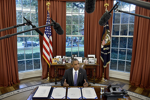 President Obama signs the Freedom of Information Improvement Act of 2016. Journalists say there are still delays in accessing information. (AFP/Brendan Smialowski)