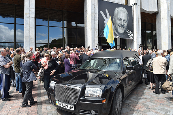 Un service commémoratif à Kiev pour Pavel Sheremet, le récipiendaire du PILP du CPJ en 1998, qui a été tué dans un attentat à la voiture piégée en juillet. (AFP/Sergei Supinsky)