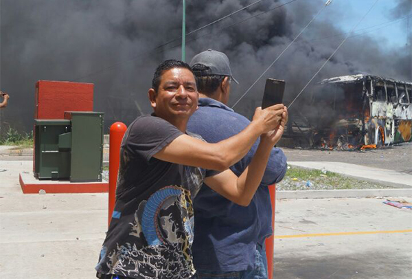 El periodista mexicano Elidio Ramos Zárate, quien aparece en la foto mientras cubría manifestaciones en Oaxaca, fue baleado en junio. (El Sur del Istmo)