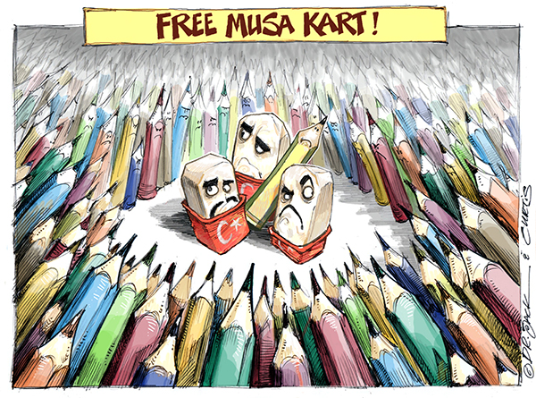 رسم كاريكاتيري لدعم موسى كارت، وهو رسام كاريكاتير لصحيفة جمهوريت التركية، المسجون حاليا بتهم متعلقة بمناهضة الدولة. (دكتور جاك وكورتيس)