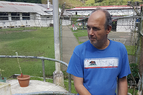 Dutch journalist Okke Ornstein, pictured in a prison compound in Panama, was jailed for criminal defamation. (CPJ/Jan-Albert Hootsen)