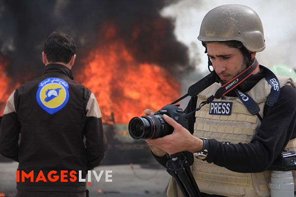 Fotoğrafçı ve video muhabiri Osama Jumaa Suriye'deki bir bombardımanın ardından haber yaparken öldürüldü. (Images Live)