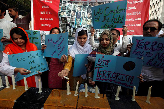 People remember a 2014 attack on a school in Karachi, December 16, 2016. (Reuters/Akhtar Soomro)