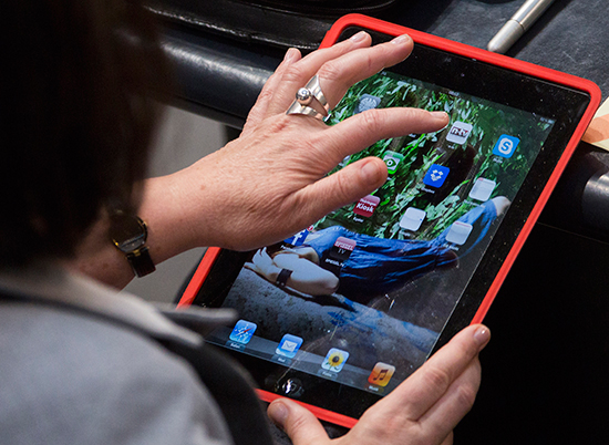 A German legislator uses a mobile device during a session of the Bundestag in Berlin, March 1, 2013. (AP/Gero Breloer)