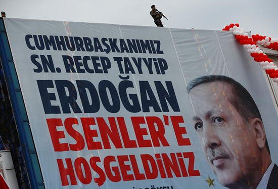 Security forces stand guard atop a building in Istanbul as Turkish President Recep Tayyip Erdoğan gives a speech in favor of amendments to the constitution that would increase his powers, March 26, 2017. (Reuters/Murad Sezer)