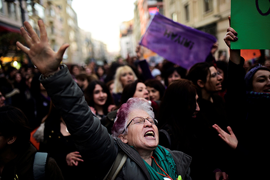 Opposition protesters shout slogans in Istanbul, April 17, 2017. (Reuters/Yagiz Karahan)