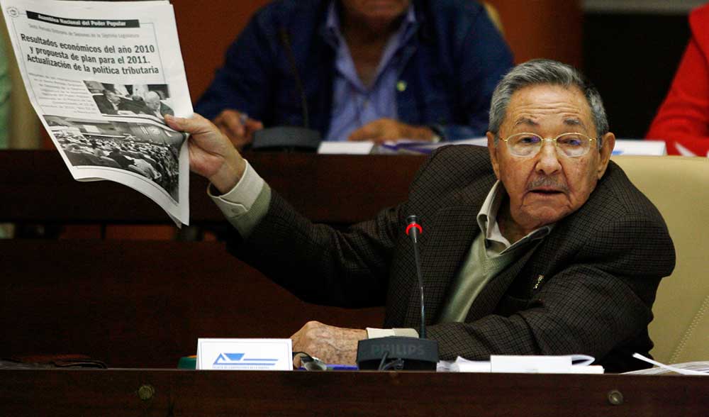 El presidente cubano Raúl Castro sostiene un ejemplar del periódico Juventud Rebelde en La Habana, en diciembre de 2010. Pese a algunas reformas en el ámbito de los medios, la libertad de expresión sigue objeto de restricciones. (AP /Ismael Francisco, Prensa Latina)