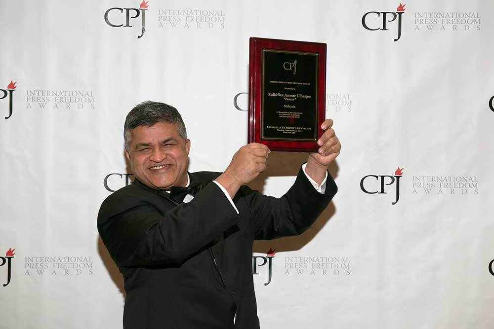 Le caricaturiste politique Zunar, acceptant ici le Prix international de la liberté de la presse décerné par le CPJ en 2015, encoure des dizaines d'années de prison suite à la publication de ses caricatures visant le Premier ministre Najib Razak. (CPJ)