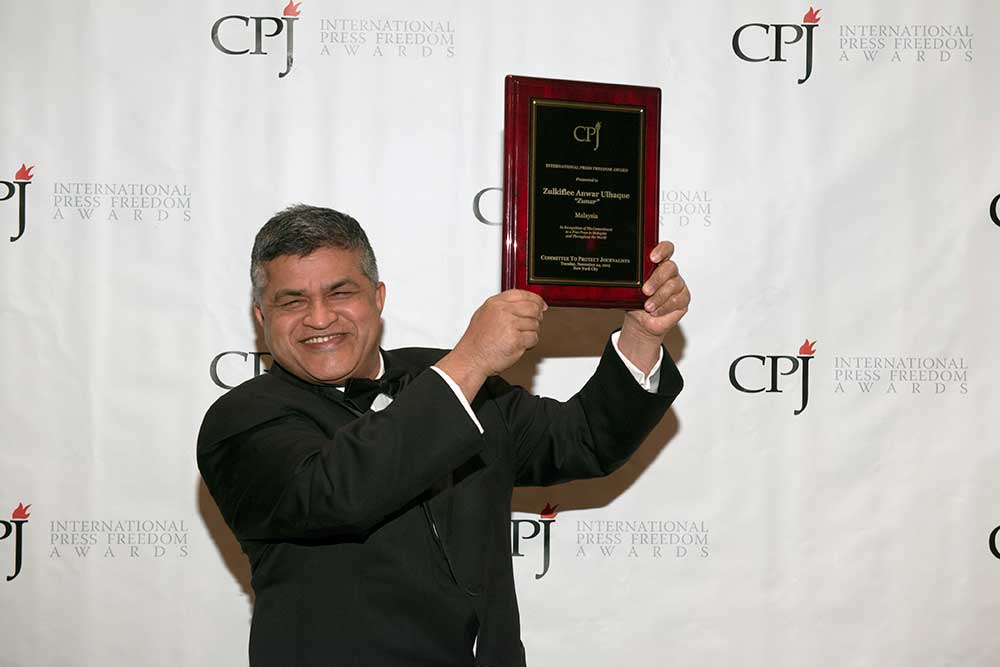 Political cartoonist Zunar, shown accepting CPJ's International Press Freedom Award in 2015, faces the possibility of dozens of years in prison as a result of his cartoons attacking Malaysian Prime Minister Najib Razak. (CPJ)