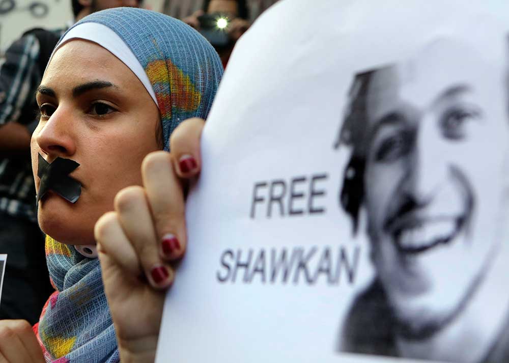 Manifestation contre l'emprisonnement du photojournaliste Mahmoud Abou Zeid, connu sous le nom de Shawkan, devant le syndicat des journalistes au Caire, le 12 juillet 2014. L'Égypte cherche depuis quelques années à faire taire ses critiques. (AP/Amr Nabil)