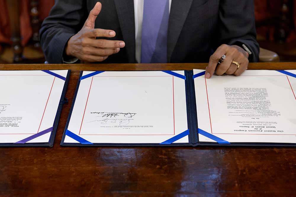 Barack Obama signs the Freedom of Information Improvement Act in Washington DC in June 2016. The act provides access to public records. (AFP/Brendan Smialowski)