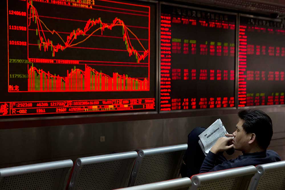 2016年2月，一个中国投资者在北京的一家经纪行观察股价。当局宣布了一项评估个人