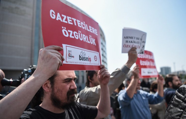 Protesters hold signs saying "freedom for journalists" in Istanbul, May 3, 2017. (AFP/Ozan Kose)