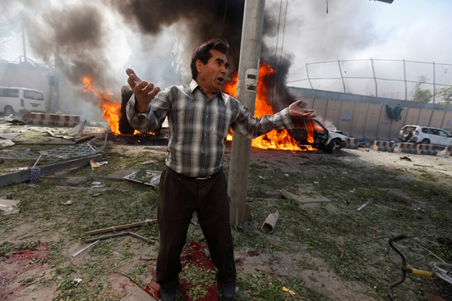 A man reacts at the site of a lethal blast in Kabul, Afghanistan, May 31, 2017. (Reuters/Omar Sobhani)