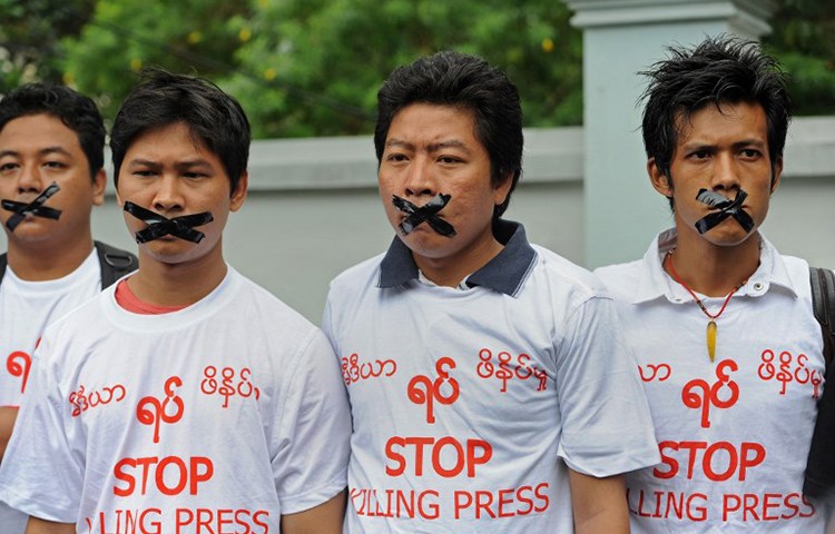 Journalists wearing T-shirts saying "stop killing press" protest in Yangon, Myanmar, July 12, 2014. (AFP/Soe Than Win)