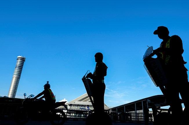 Police patrol Bangkok's main airport, December 23, 2016. (Athit Perawongmetha)