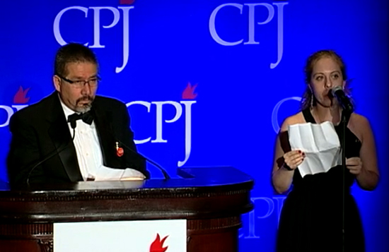 La autora interpreta el discurso de aceptación de Javier Valdez Cárdenas al recibir el Premio Internacional de la Libertad de Prensa 2011 del CPJ en Nueva York. Javier 'combinaba la tenacidad del reportero más experimentado con el alma elegíaca de un poeta romántico del siglo XIX'. (CPJ)