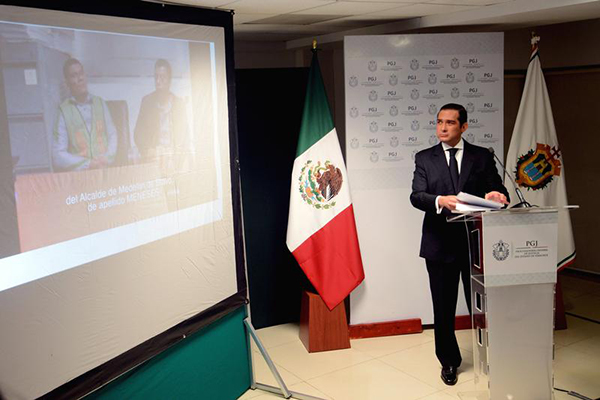 El fiscal general del estado de Veracruz, Luis Ángel Bravo, en una conferencia de prensa celebrada en 2015 en Veracruz sobre el asesinato de Moisés Sánchez. El alcalde de Medellín, Omar Cruz Reyes, está acusado de ordenar el asesinato del periodista. (Reuters/Oscar Martínez)