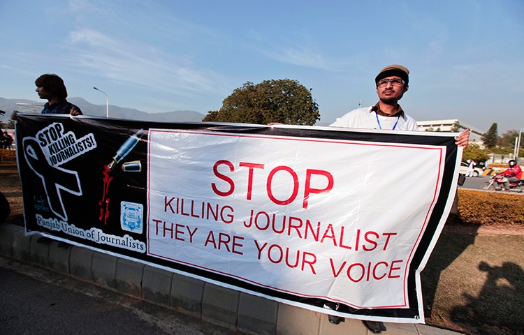 Journalists demonstrate in front of the parliament building in Islamabad, January 28, 2013. (Reuters/Faisal Mahmood)