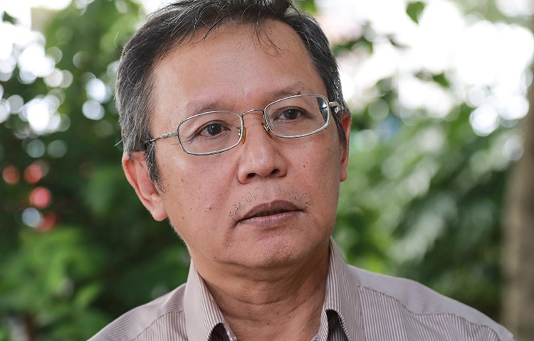 Pham Minh Hoang speaks to reporters in the Paris suburb of Le Kremlin-Bicetre, June 25, 2017. (AFP/Jacques Demarthon)