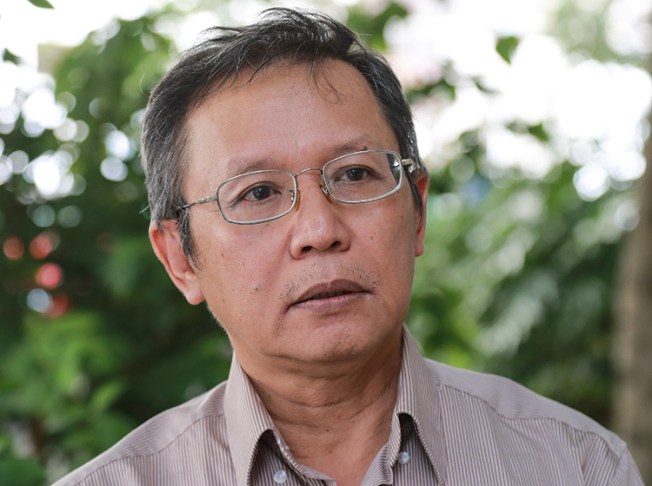 Pham Minh Hoang speaks to reporters in the Paris suburb of Le Kremlin-Bicetre, June 25, 2017. (AFP/Jacques Demarthon)