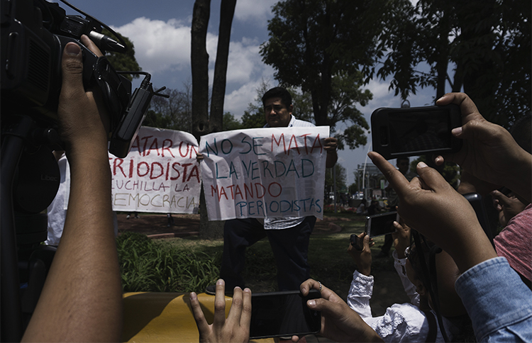 Manifestantes no México condenam a violência e o assassinato de jornalistas. No último ataque, um homem armado com uma faca cortou parte da orelha de um repórter no estado de Quintana Roo. (AFP / Hector Guerrero)