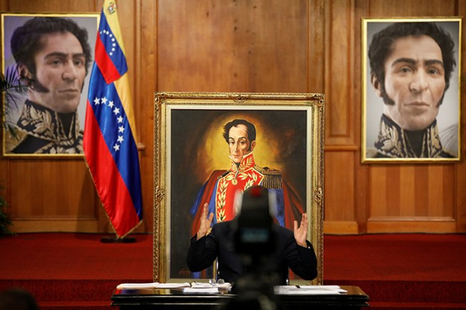 El presidente venezolano, Nicolás Maduro, está parcialmente cubierto por una cámara mientras se dirige a los medios durante una rueda de prensa en el Palacio Miraflores, en Caracas, Venezuela, el 17 de octubre de 2017. (Reuters/Carlos Garcia Rawlins)