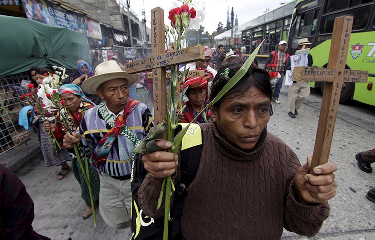 Os guatemaltecos recordam os mortos no conflito civil interno de 36 anos na Cidade da Guatemala, 25 de fevereiro de 2016. (Reuters / Josue Decavele)