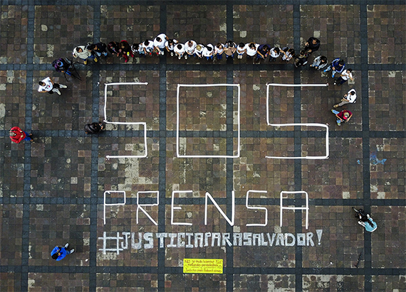 Periodistas en Morelia, en el estado de Michoacán, exigen justicia para sus colegas asesinados y desaparecidos, incluyendo a Salvador Adame Pardo. Amenazas de muerte fueron enviadas al director editorial de un portal de noticias en el estado en julio. (AFP/Enrique Castro)