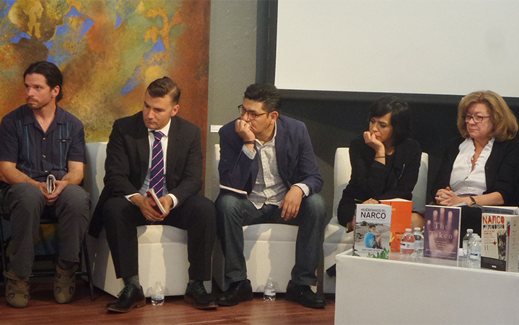 El periodista John Gibler junto a Everard Meade, Alejandro Almazán, Anabel Hernández y Tracy Wilkinson participaron del homenaje a Javier Valdez en la Ciudad de México.(Leopoldo Massud Orive)