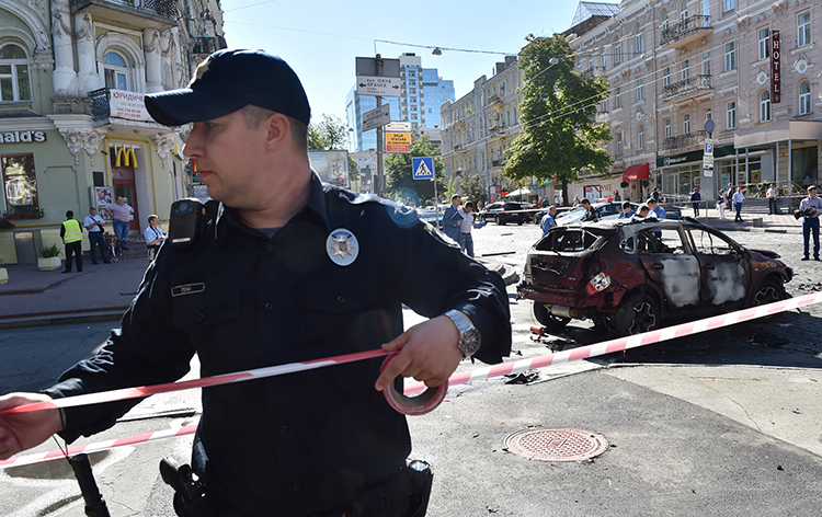 Полиция блокирует улицы Киева, где взрывное устройство уничтожило автомобиль, за рулём которого Павел Шеремет был 20 июля 2016 года. (АФП/Сергей Супинский)