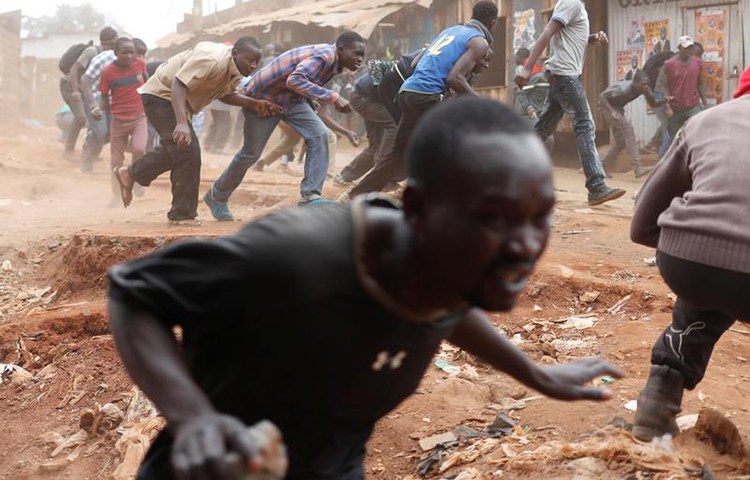 Supporters of opposition leader Raila Odinga run away from police during clashes in Kibera slum in Nairobi, Kenya, August 12, 2017. (Reuters/Goran Tomasevic)