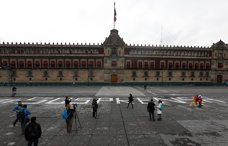 Um jornalista e um fotógrafo colocam fotos de um jornalista morto no ano passado, no estado mexicano de Veracruz, como parte de uma manifestação em 24 de agosto de 2017. Veracruz é o lugar mais letal do hemisfério ocidental para os jornalistas, de acordo com a pesquisa do CPJ. (Reuters / Henry Romero)