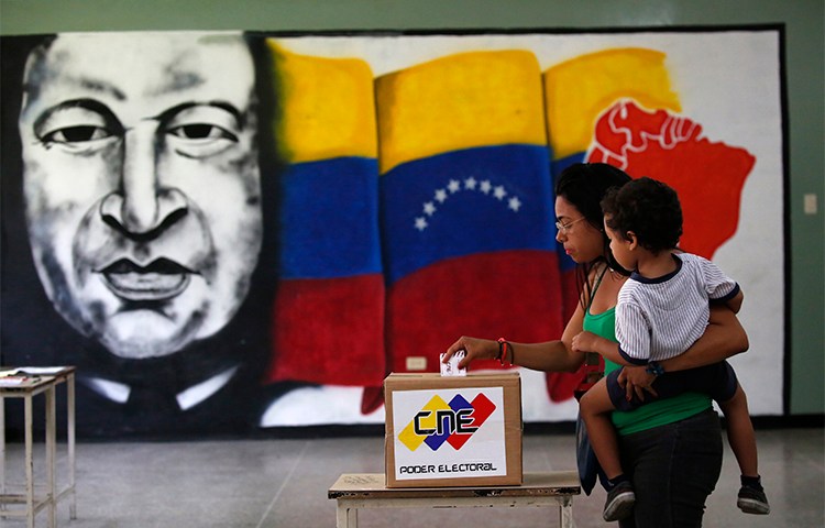 Una mujer emite el sufragio en un centro de votación durante la elección de la asamblea nacional constituyente el 30 de julio. Periodistas que cubrieron el voto y la inestabilidad política en Venezuela han sido detenidos arbitrariamente, atacados y amenazados. (Reuters/Carlos Garcia Rawlins)