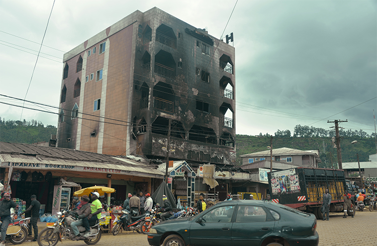 Un hôtel détruit par le feu pendant les manifestations à Bamenda, une ville située dans le Nord-Ouest du Cameroun. Les journalistes qui font des reportages sur les troubles dans les régions anglophones du Cameroun risquent d'être poursuivis en vertu de la loi anti-terroriste du Cameroun. (AFP/Reinnier Kaze)