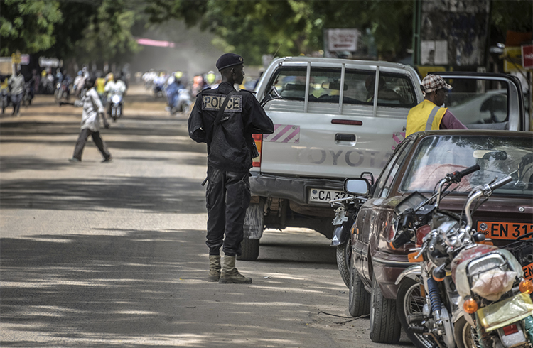 Un policier camerounais patrouille dans la ville de Maroua au nord du Cameroun, en septembre 2016. Ahmed Abba, un journaliste de RFI, a été arrêté dans cette ville en juillet 2015. (AFP/Reinnier Kaze)